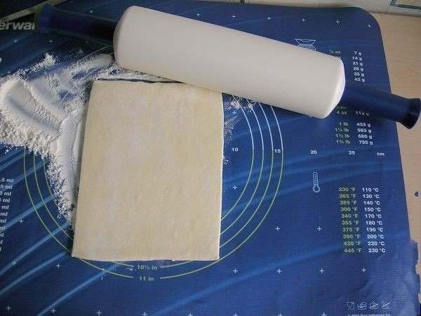 Слоеное пирожное со сгущенкой. Нежные и мягкие пирожные из слоеного теста и крема со сгущенкой, ... - 2