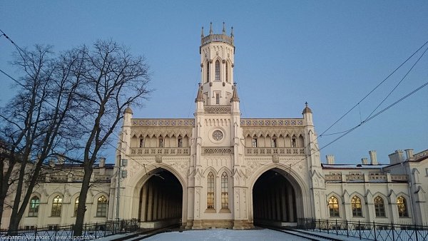 Железнодорожный вокзал в Петергофе. Он не входит в путеводитель по Петербургу, его не показывают ... - 2