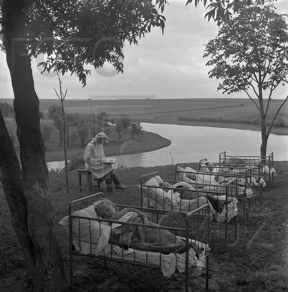 Тихий час в детском саду на свежем воздухе, 1950-е