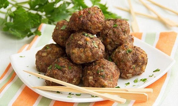 Митболы.Нам потребуется:фарш говяжий — 600 глук репчатый — 1 шт.яйцо куриное — 1 шт.пармезан тертый ...