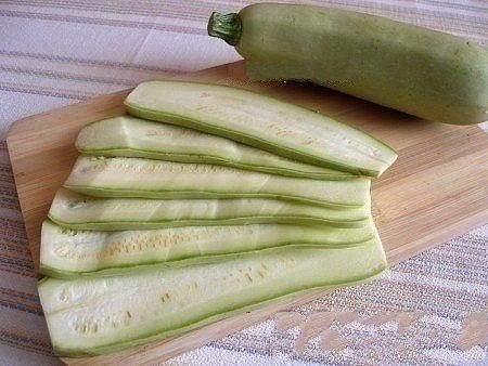 Суперские рулетики из кабачков с куриным мясом.Ингредиенты: -молодые кабачки (или цуккини) - 2 ... - 4