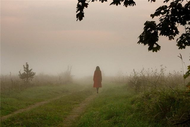 Ты не спрашивай, сколько мне лет. Я сама в этих сроках запуталась. И гляжу своей юности вслед, А ...