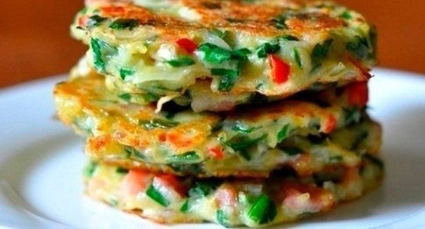 Драники с овощами.Ингредиенты:КартофельЛукМорковьПерецЯйцаМукаРастительное маслоПриготовление:1. ...