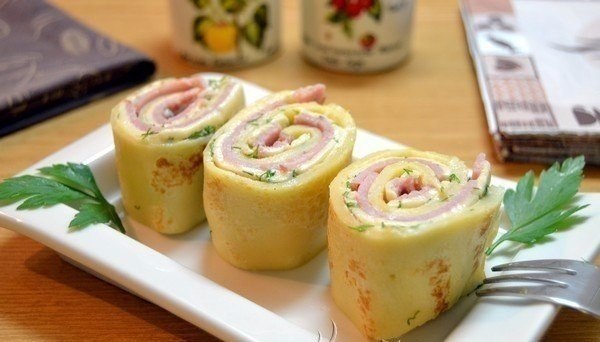 Блинные рулетики с начинкой из ветчины и сыра. Очень вкусная и лёгкая в приготовлении закуска. ...