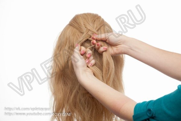 Фото-урок Внешний колосок.Шаг 1Отделяем часть волос на макушке и делим ее на три пряди. Первое ... - 5