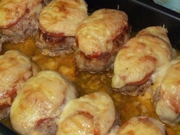 Котлетки под шубкой.Ингредиенты:Фарш (из индейки) - 1 кгЯйцо куриное - 2 штБатон (белый, без ... - 7