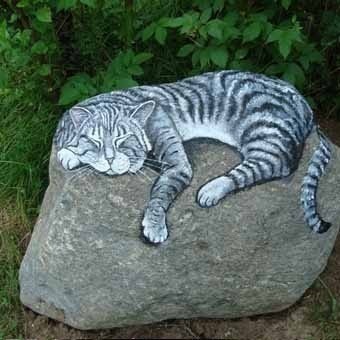 Совершенно неприхотливые домашние животные - кошки нарисованы на камнях - 2