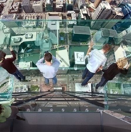 Прозрачный балкон на 103 этаже небоскреба Sears Tower в Чикаго
