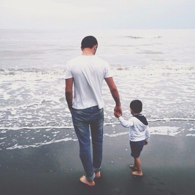 С сыном что то не то. У меня родился сын статусы. Общение ребенка и взрослого. У меня родился сынок. Отец с сыном гуляют.