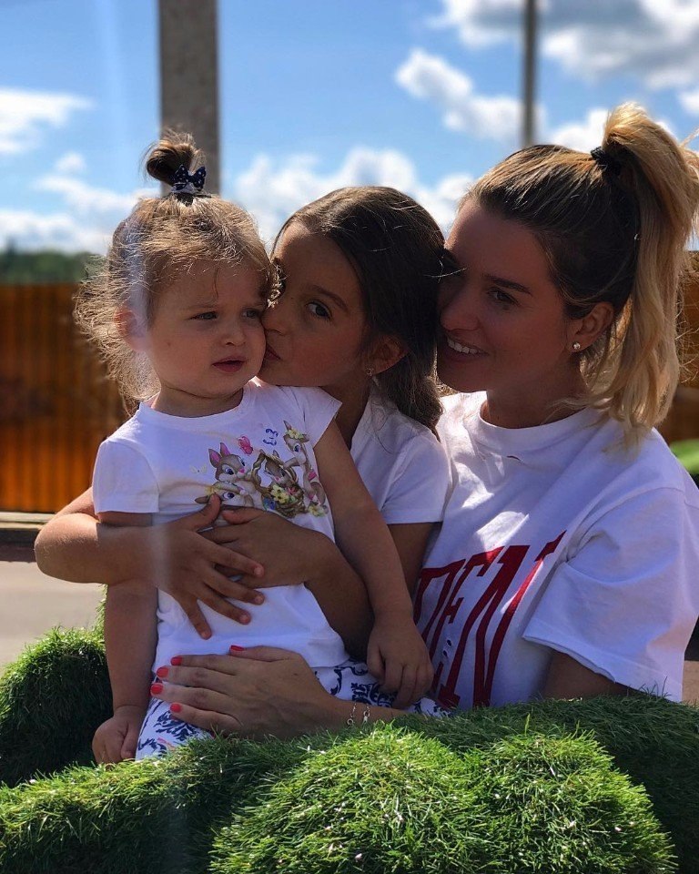 Ксения Бородина с детьми встретили на прогулке тигра! - Хиты Дня RU.TV