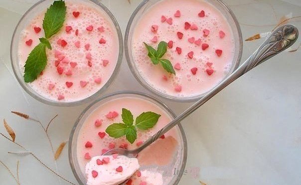 Сметанный десерт.Очень вкусно! Ингредиенты:-1 пак. малинового (или другого) желе, рассчитанного на ...