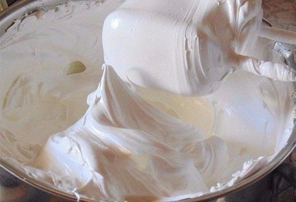 САМЫЙ ВКУСНЫЙ КРЕМ ДЛЯ ТОРТОВ .Ингредиенты: Белок яичный (если мелкие, то 5шт.) — 4 шт Сахар — 1 ...