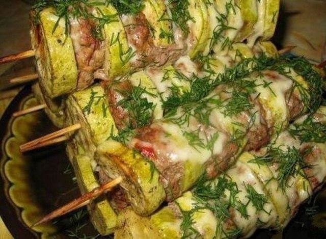 Шашлык из фарша и кабачков.Ингредиентыфарш мясной 500-600 гяйца куриные 1 шт.аджика 1 ст.л.лук 1 ...