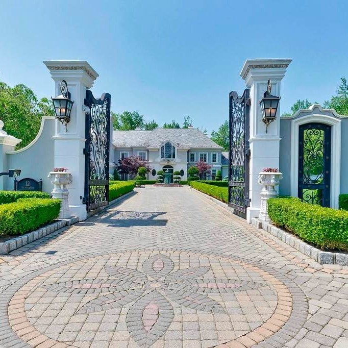 В мире есть гигантское множество вариантов жизни, этот дом - один из возможных атрибутов чьей-то ... - 2