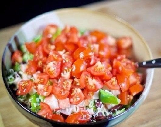 Салат с крабовыми палочками и фасолью . На 100 грамм - 72.16 ккал Белки - 4.65 Жиры - 0.98 Углеводы ... - 6