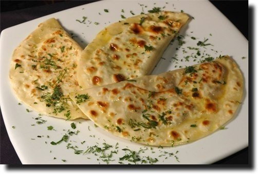 Чебуречки с сыром, быстро и вкусно.Ингредиенты:- 3 стак. муки;- 1 стакан теплой воды;- немного соли; ...