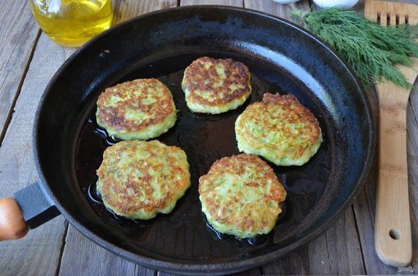 Кабачковые оладьи с сыром и зеленью.Ингредиенты:Кабачок — 1 ШтукаСыр твердый — 100 ГраммЯйцо — 1 ... - 6
