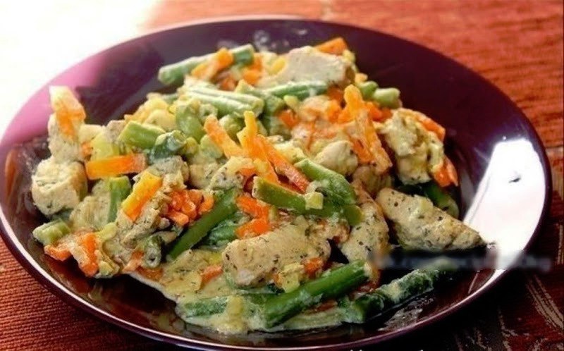 Курица со стручковой фасолью и овощами в сливочном соусе .на 100грамм - 74.48 ккалБ/Ж/У - ...