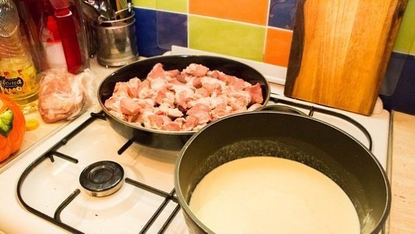 МЯСНАЯ ЗАПЕКАНКА .ИНГРЕДИЕНТЫ: Свиная шейная вырезка - 1,5 кг. Лук репчатый средних размеров - 3 шт. ... - 2