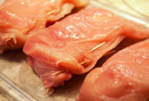 Куриная грудка с сыром.Итого на 100 грамм - 138,64 ккал Белки- 22,73 Жиры -4,29Углеводы -2,32 ... - 2