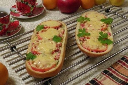 Ленивая пицца на батоне.Это пожалуй самый простой и быстрый вариант перекусить вкусной и аппетитной ...