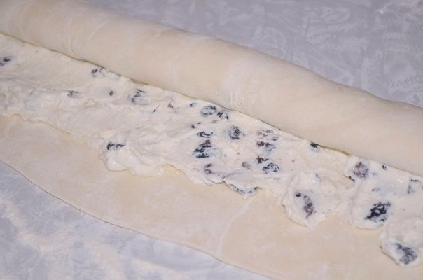 СЛОЕНКИ С ТВОРОЖНОЙ НАЧИНКОЙ И ИЗЮМОМ.Ингредиенты:- Тесто слоеное бездрожжевое 400 гр- творог 400 ... - 3