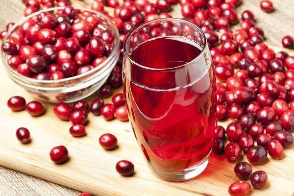 Клюквенный морс с мёдом и свежим соком - находка для иммунитета! Клюкву перебрать, промыть. Ягоды ...