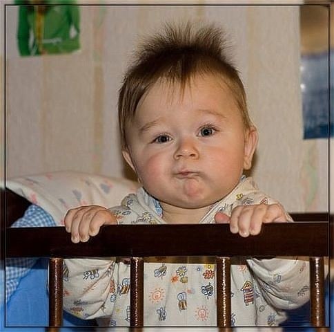 Три часа ночи. Сынок только что вылез из кроватки и заявил, что выспался. Мать говорит:- Сейчас ...