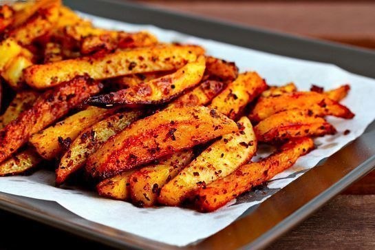 Ароматный картофель фри, запеченный в духовке.Ингредиенты:- 8 больших картофелин- 2 яичных белка- ...