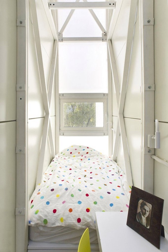        .    Keret House,   ... - 9