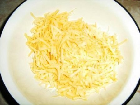 Картошка в сырном соусе. Ингредиенты Картофель - 8-11 шт. Молоко - 1 стакан Сыр - 200 гр. Специи, ... - 5