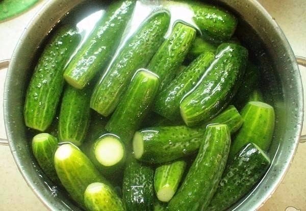 Малосольные огурчики на минералке.Малосольные огурчики получатся очень хрустящими, если в качестве ... - 3