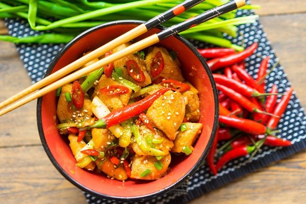 Курица гунбао (kung pao) — для самых крепких.Ингредиенты:Куриное филе — 2 шт.Соевый соус — 1 ст. ... - 10