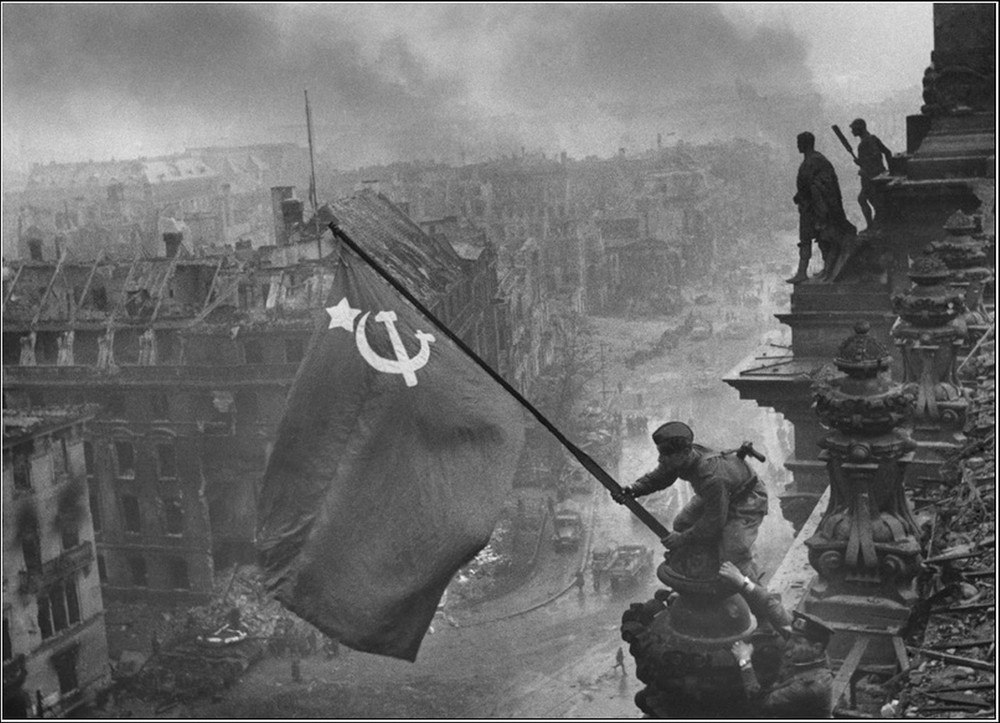 Я знаю, как на небе солнце светит, Как птицы прилетают по весне, Я знаю по чуть-чуть про всё на ...
