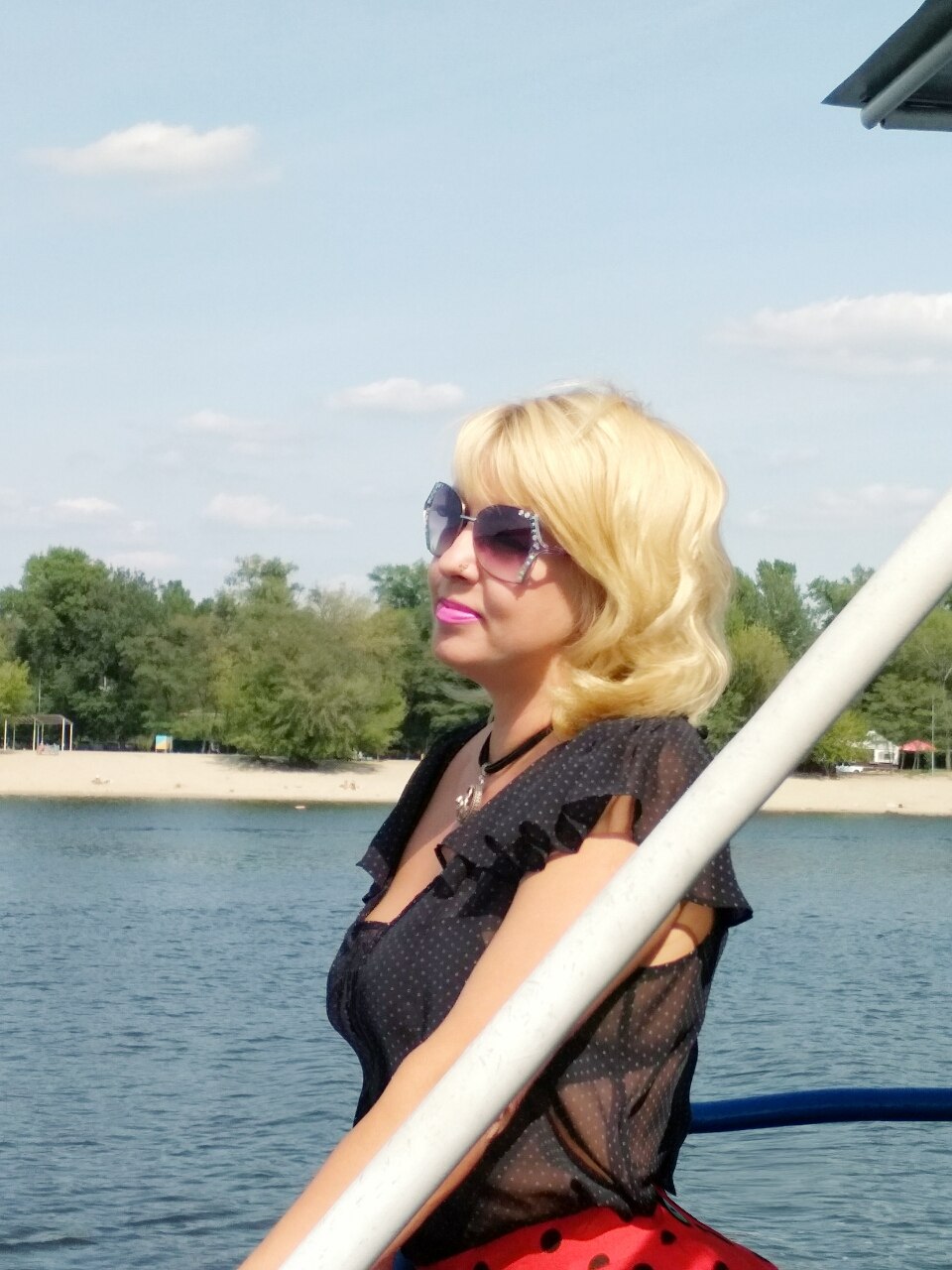 Я захотела Вас поцеловать, Примите все за ветреную шалость, Я ничего не буду отрицать, Кто знает, ...
