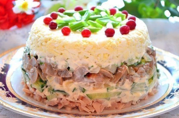 Подборка салатов со свежими ОГУРЧИКАМИ. 1. Куриный салат с яйцами и грибами Ингредиенты: Копченая ...