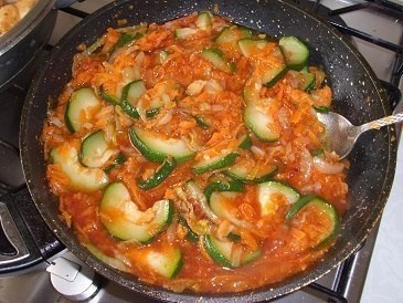 Ароматная курица с кабачками в соусе.Ингредиенты: 1 кг курицы 200-300 г кабачков 1 морковь 1 головка ... - 3
