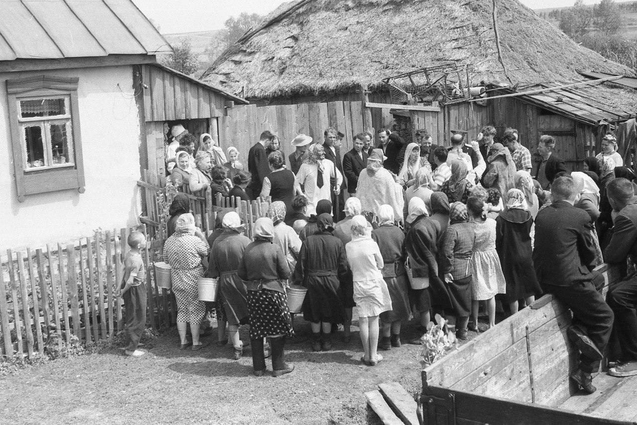 В конце 1960 годов среди остатков. Советская деревня 1940. Деревня в советские годы. Советская свадьба в деревне. Советские люди в деревне.