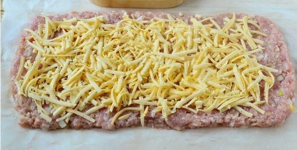 Мясной рулет с начинкой. Ингредиенты: Фарш — 600 Грамм Хлеб — 2 Ломтика Лук — 1 Штука Яйца — 2 Штуки ... - 5