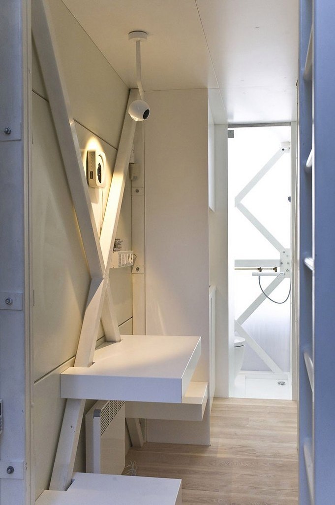        .    Keret House,   ... - 6