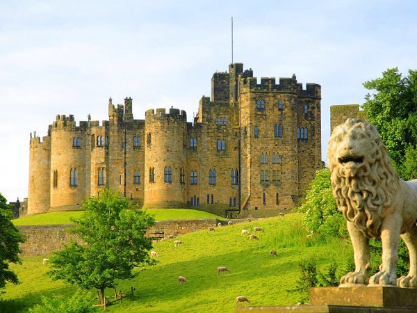 Замок Алнвик (англ. Alnwick) — главная резиденция герцога Нортумберленда