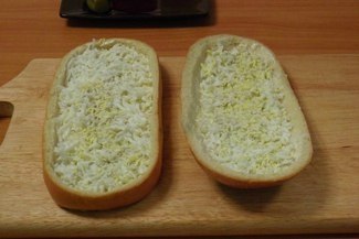 Ленивая пицца на батоне.Это пожалуй самый простой и быстрый вариант перекусить вкусной и аппетитной ... - 4