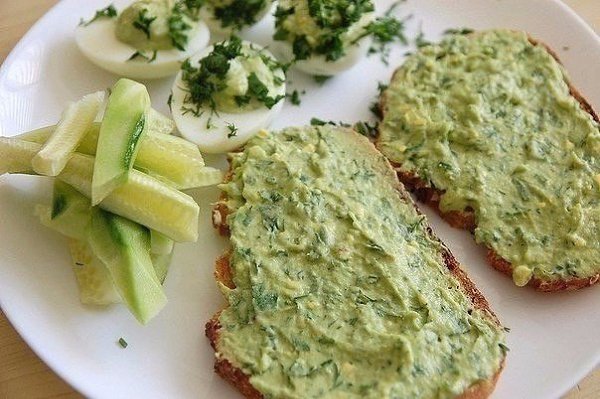 12 лучших паст для бутербродов: быстро, вкусно и полезно! 1. Из яиц и лука Натрите на крупной терке ...