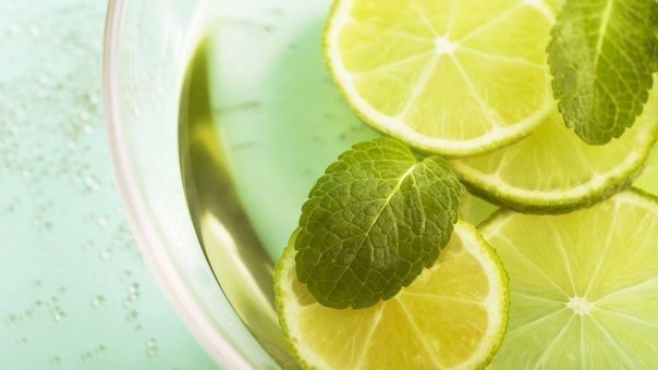 В ЧЁМ ПОЛЬЗА ВОДЫ С ЛИМОННЫМ СОКОМ? Гастроэнтерологи рекомендуют всем начинать свой день со стакана ...
