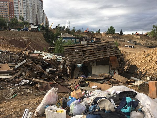 В Красноярске строители снесли дом вместе с вещами хозяев и пятерыми щенками, хотя люди по решению ...