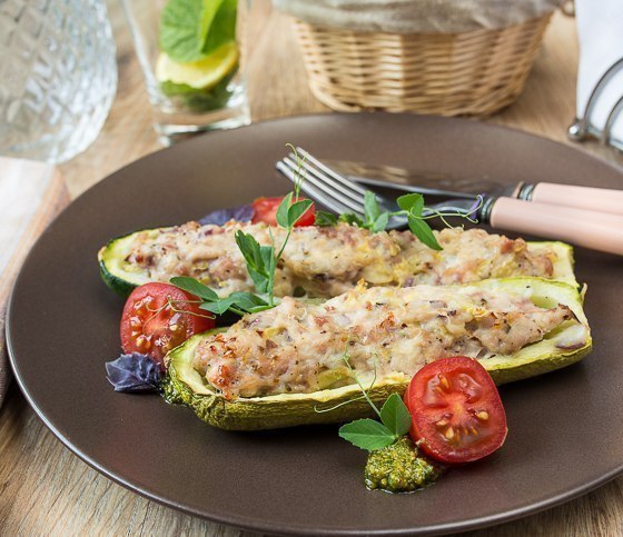 Кабачки, фаршированные курицей. На 100 гр - 35 ккал белки - 4 жиры - 0 углеводы - 4 Ингредиенты:• ...