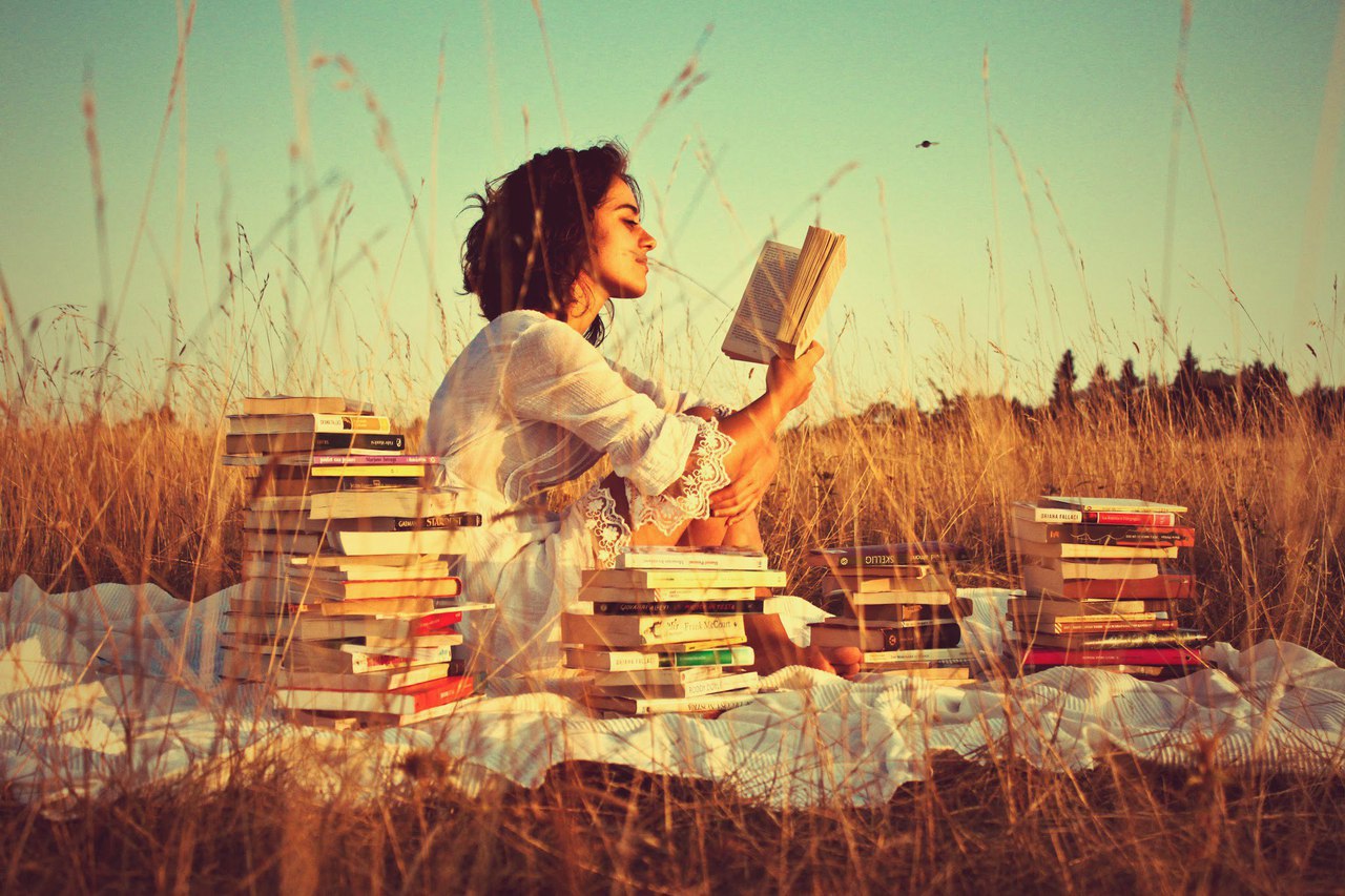 Что из размышлений в б. Девушка с книжкой. Книга человек. Саморазвитие девушка. Чтение книг.