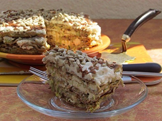 КАБАЧКОВЫЙ ТОРТ С ПЛАВЛЕННЫМИ СЫРКАМИ. Ингредиенты: Кабачки молодые - 3 штуки яйцо куриное - 4 штуки ...