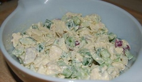 Салат с куриной грудкой .на 100грамм - 107.16 ккалБ/Ж/У - 14.45/4.82/1.21 Ингредиенты: Куриная ...