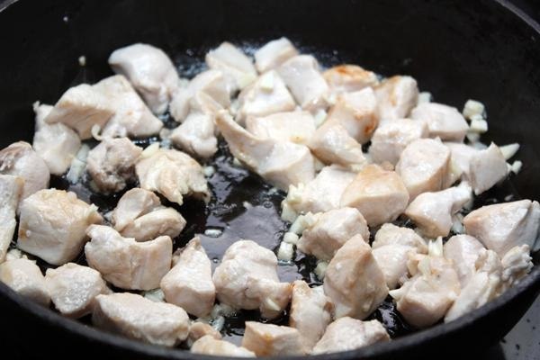 Курица с грибами в сливочном соусе.Куриная грудка - 300 гРастительное масло - 30 млЧеснок дольки - 3 ... - 5